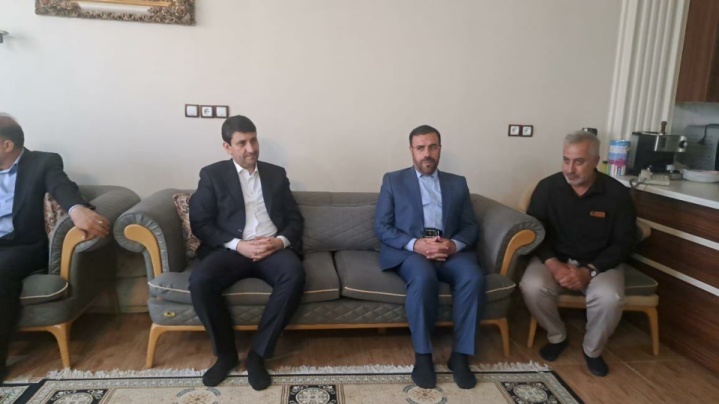 دیدار وزیر ارتباطات و فناوری اطلاعات با خانواده‌ شهید جنگ ۱۲ روزه