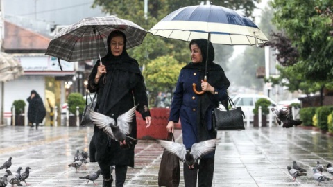 آسمان تهران صاف همراه با وزش باد و گرد و خاک/ بارش باران در سواحل دریای خزر