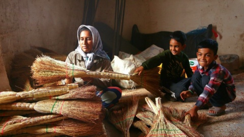 گزارش تصویری/ از «برداشت سیب در مراغه» تا «جاروبافی در روستای ملاحسن»
