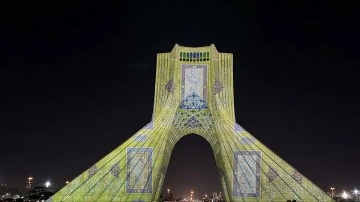 اشعار حافظ بر برج آزادی نقش بست