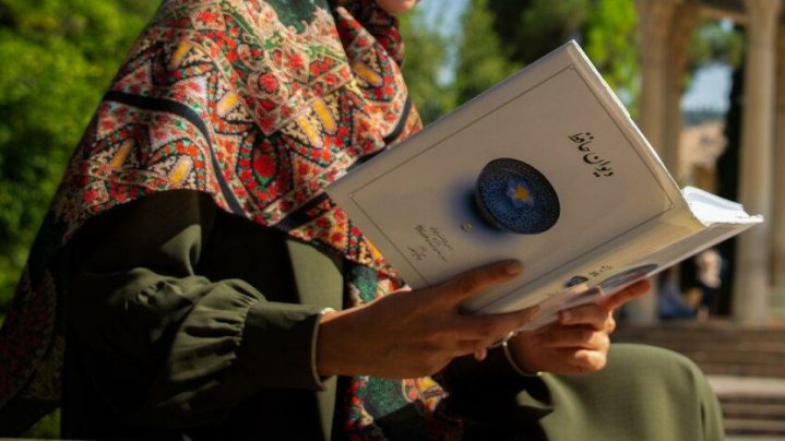 شعر حافظ می‌تواند تسکین‌دهنده رنج‌های روحی‌مان باشد