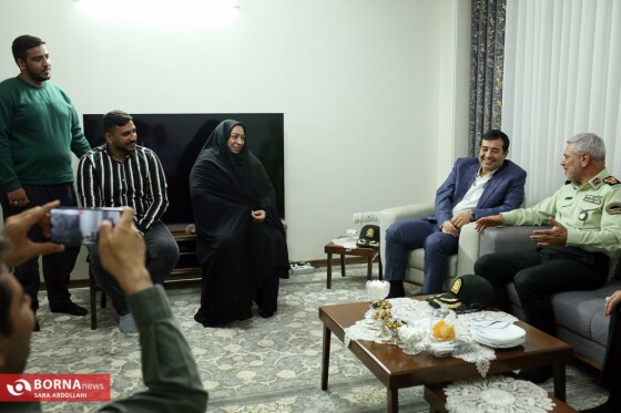 دیدار وزیر ورزش و جوانان با خانواده شهید حامد ضابط