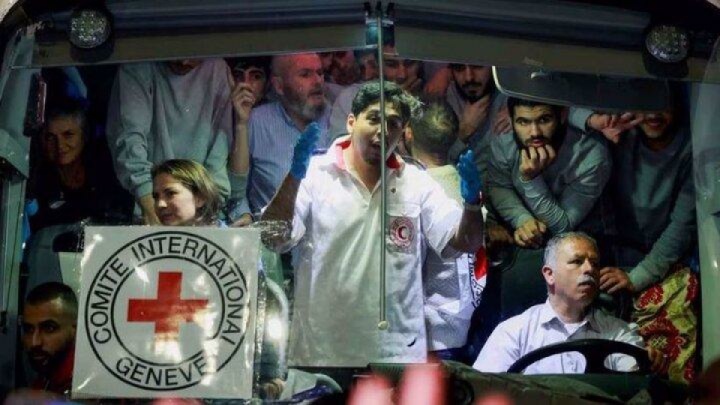 آزادی ۱۷۰۰ اسیر فلسطینی؛ اتوبوس‌ها در راه از عوفر تا خان‌یونس