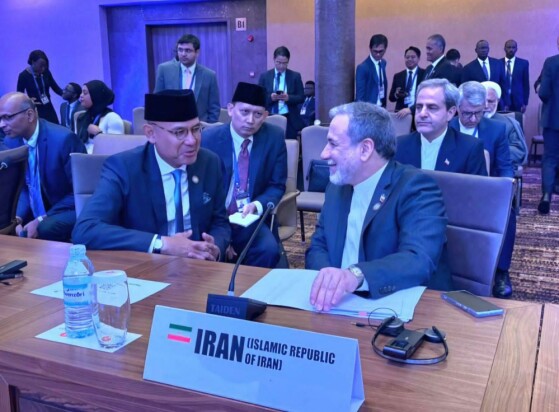 گفتگوی سید عباس عراقچی وزیر امور خارجه با رئیس هیات نمایندگی اندونزی در اجلاس جنبش عدم تعهد-کامپالا (اوگاندا)