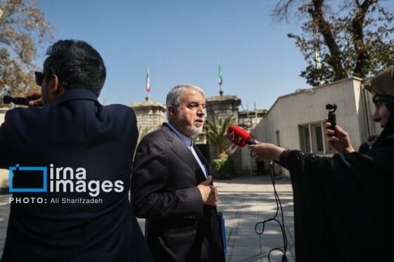 اعضای هیأت دولت در جمع خبرنگاران