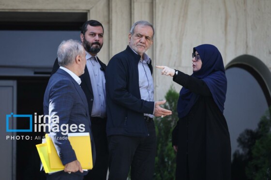 اعضای هیأت دولت در جمع خبرنگاران