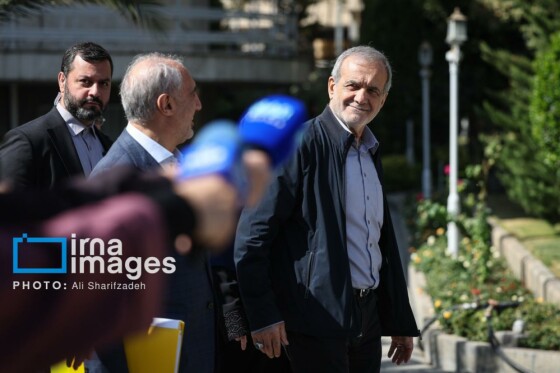 اعضای هیأت دولت در جمع خبرنگاران