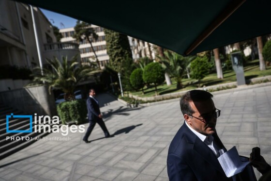 اعضای هیأت دولت در جمع خبرنگاران