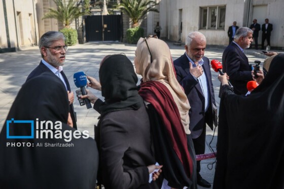 اعضای هیأت دولت در جمع خبرنگاران