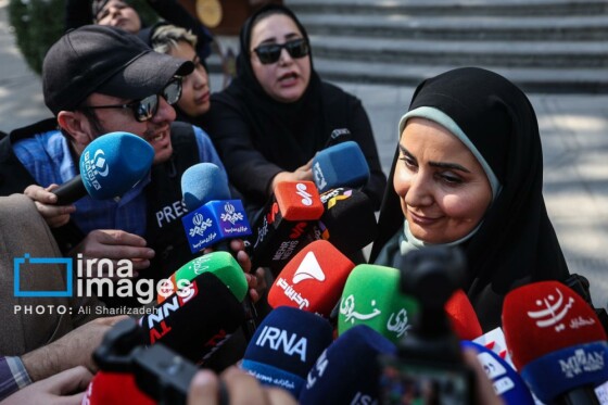 اعضای هیأت دولت در جمع خبرنگاران