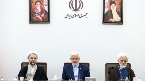 عارف: تأمین کالاهای اساسی در اولویت دولت قرار دارد/ ضرورت مقابله با گران‌فروشی