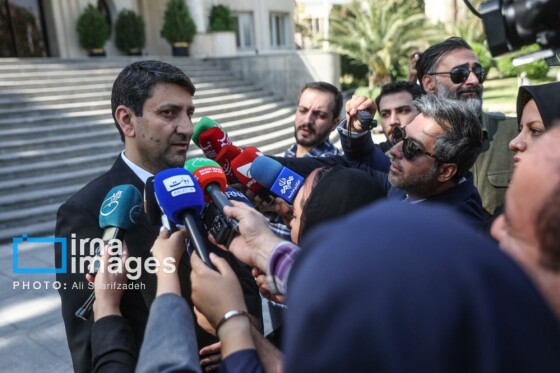 اعضای هیأت دولت در جمع خبرنگاران