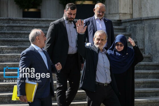 اعضای هیأت دولت در جمع خبرنگاران