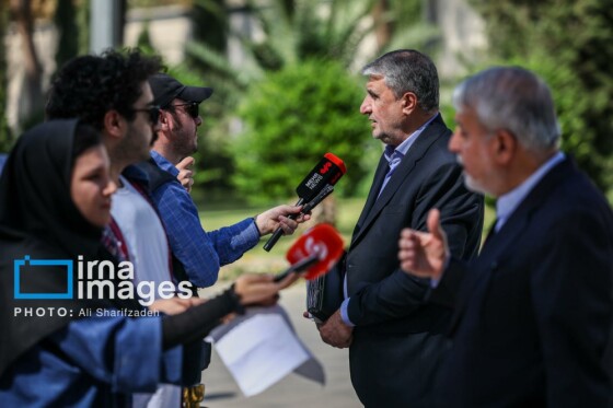 اعضای هیأت دولت در جمع خبرنگاران