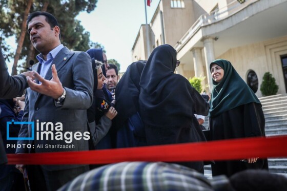 اعضای هیأت دولت در جمع خبرنگاران