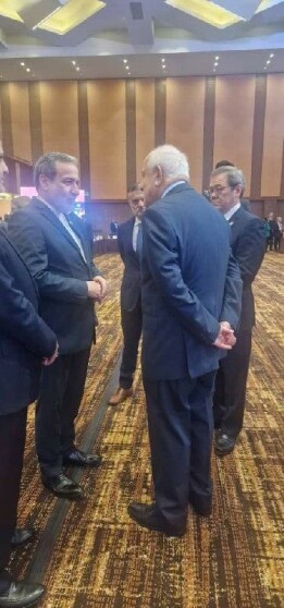 گفتگوی سید عباس عراقچی وزیر امور خارجه با ریاض منصور رئیس هیات نمایندگی فلسطین در اجلاس جنبش عدم تعهد-کامپالا (اوگاندا)