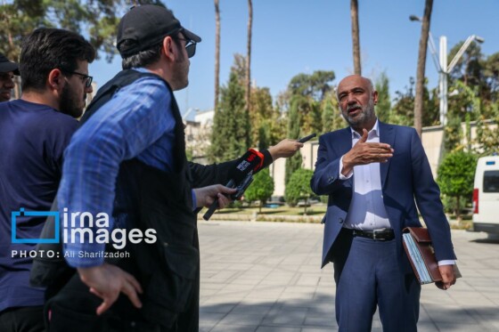 اعضای هیأت دولت در جمع خبرنگاران