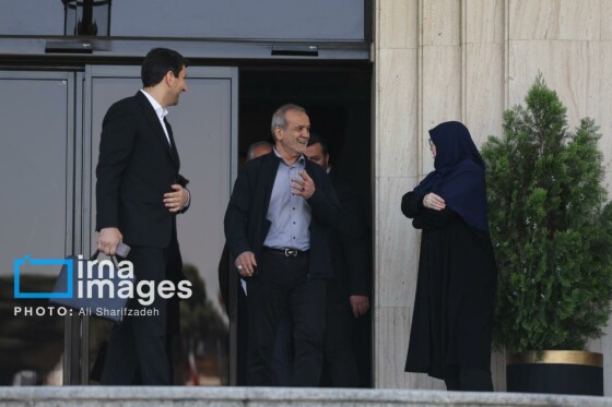 اعضای هیأت دولت در جمع خبرنگاران