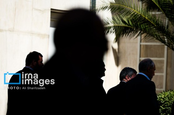 اعضای هیأت دولت در جمع خبرنگاران