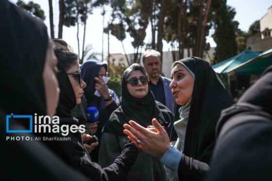 اعضای هیأت دولت در جمع خبرنگاران