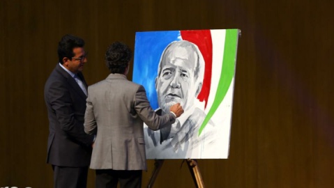 فیلم / اهدای تابلوی چهره رئیس‌جمهور به پزشکیان