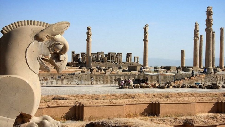 هیچ کس حق تعرض به حریم تخت جمشید را ندارد