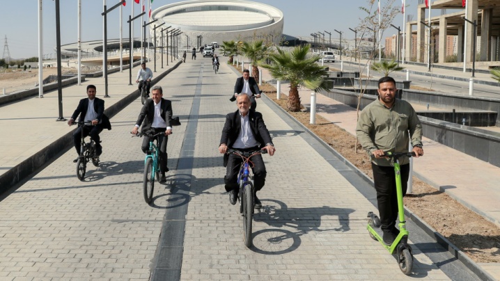 دوچرخه سواری رئیس جمهور در اصفهان