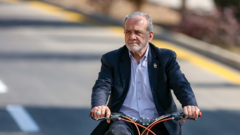 فیلم/ دکتر مسعود پزشکیان مسیر سلامت را در سفر به اصفهان رکاب زد