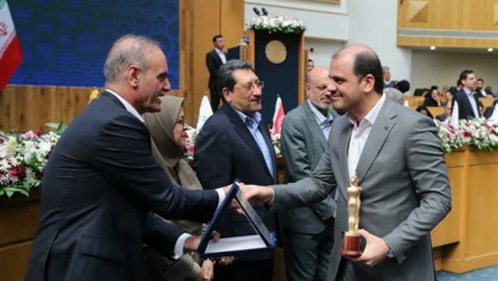 نفت پاسارگاد واحد نمونه کیفی کشور شد/ درخشش نفت پاسارگاد در مراسم روز استاندارد با حضور رئیس‌جمهور