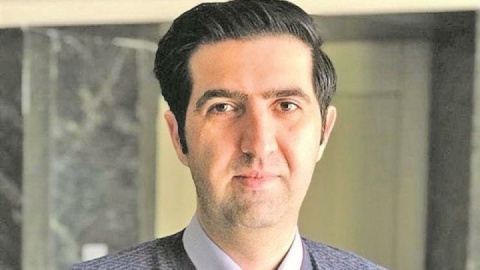 دولت در میانه دو قطب افراطی ایستاده است