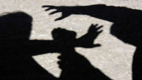 اولیای یک دانش‌آموز دندان معلم را شکست