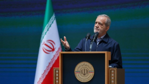 هر مسئله‌ای که به مثابه تحریم داخلی برای فعالان اقتصادی مزاحمت ایجاد کرده را رفع می‌کنیم