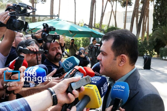 اعضای هیأت دولت در جمع خبرنگاران