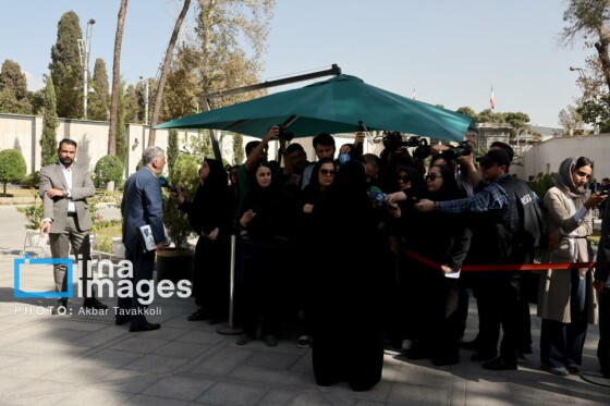 اعضای هیأت دولت در جمع خبرنگاران