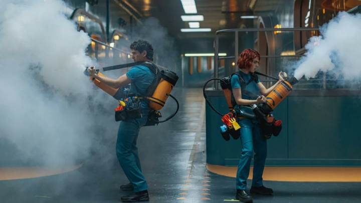 آینه سیاهِ آخرالزمان در قفس طلایی