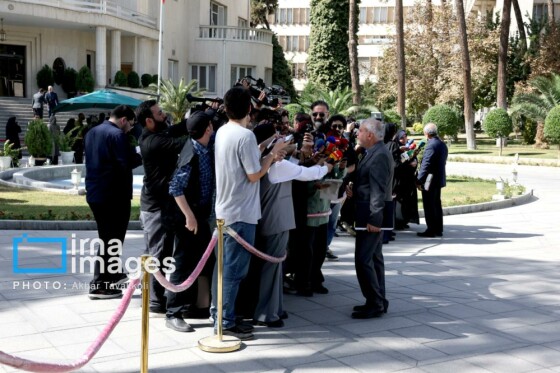 اعضای هیأت دولت در جمع خبرنگاران