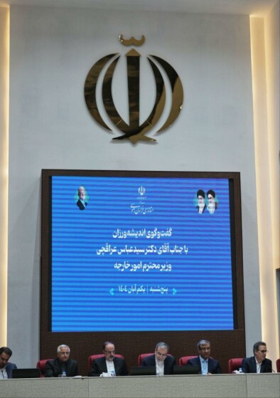 دیدار صمیمی جمعی از نخبگان و اندیشه‌ورزان خراسان با وزیر امور خارجه در مشهد مقدس