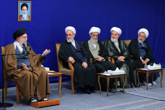 دیدار رهبر انقلاب با دستاندرکاران کنگره بینالمللی میرزای نائینی