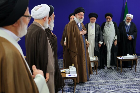 دیدار رهبر انقلاب با دستاندرکاران کنگره بینالمللی میرزای نائینی