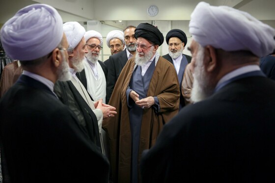 دیدار رهبر انقلاب با دست‌اندرکاران کنگره بین‌المللی میرزای نائینی