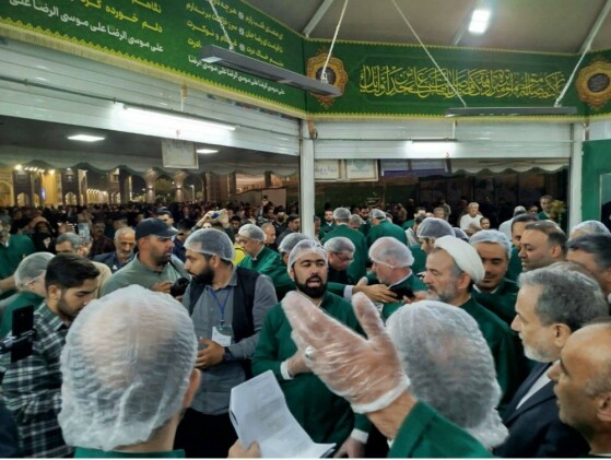 پذیرایی وزیر امورخارجه از زوار در چایخانه حرم مطهر امام رضا(ع)