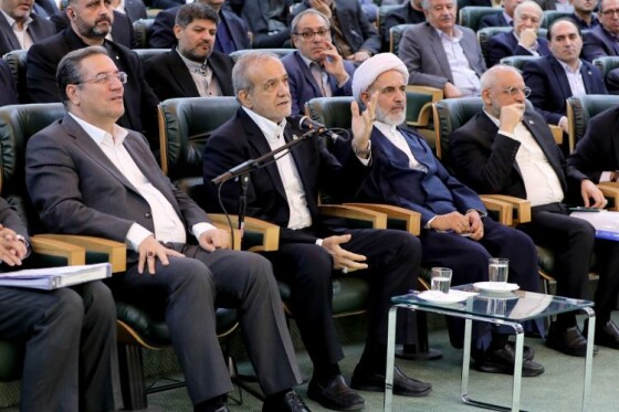 نشست رئیس‌جمهور پزشکیان با سرمایه‌گذاران و فعالان اقتصادی استان آذربایجان غربی