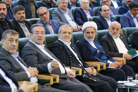 نشست رئیس‌جمهور پزشکیان با سرمایه‌گذاران و فعالان اقتصادی استان آذربایجان غربی