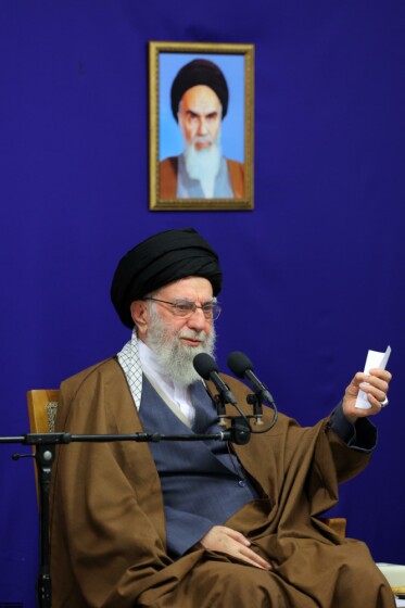 دیدار رهبر انقلاب با دستاندرکاران کنگره بینالمللی میرزای نائینی