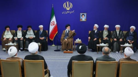 فیلم/ روایت رهبر انقلاب از خاطره مرحوم آیت‌الله سیدجواد خامنه‌ای از رواج سخنان میرزای نائینی در مشهد