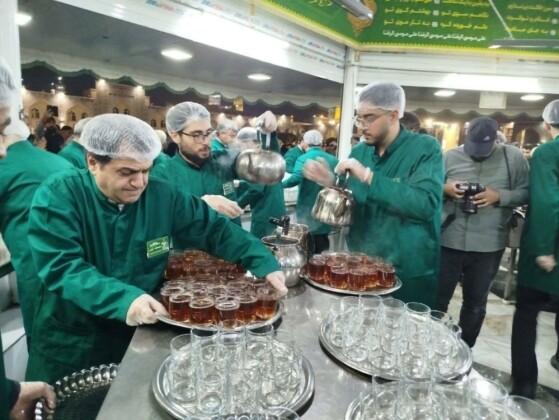 پذیرایی وزیر امورخارجه از زوار در چایخانه حرم مطهر امام رضا(ع)