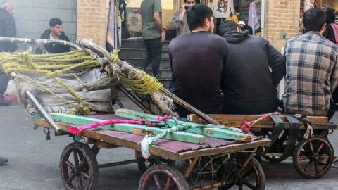 هرروز صبح تا غروب به زور نان زن و بچه‌ام را درمی‌آورم