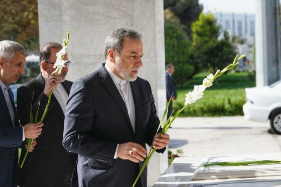 دیدار صمیمی جمعی از نخبگان و اندیشه‌ورزان خراسان با وزیر امور خارجه در مشهد مقدس