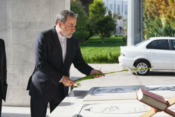 دیدار صمیمی جمعی از نخبگان و اندیشه‌ورزان خراسان با وزیر امور خارجه در مشهد مقدس