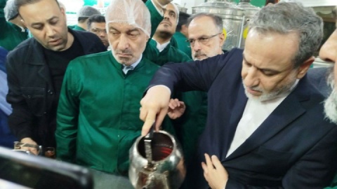 گزارش تصویری / پذیرایی وزیر امورخارجه از زوار در چایخانه حرم مطهر امام رضا(ع)